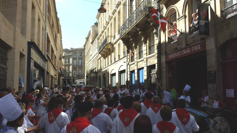 Hasta seis tamborradas llegadas de Euskal Herria desfilaron a lo largo del día por delante de la euskal etxea, para la sorpresa y emoción de los socios (foto Burdeos CV) 