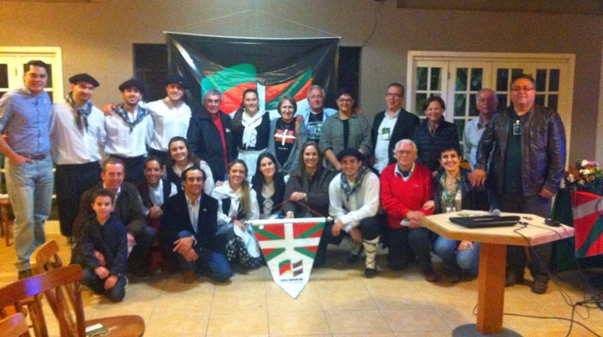 Some of the folks present at the Meeting of Basque Descendants that took place in Uruguaiana hosted by the Rio Grande do Sul Basque club on October 4th (photoRGS)