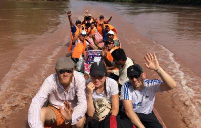 Members of Limako Euskal Gazteria taking gifts and school supplies to children who live in the jungle as part of the “Christmas in the Jungle” project (photoLegaz) 