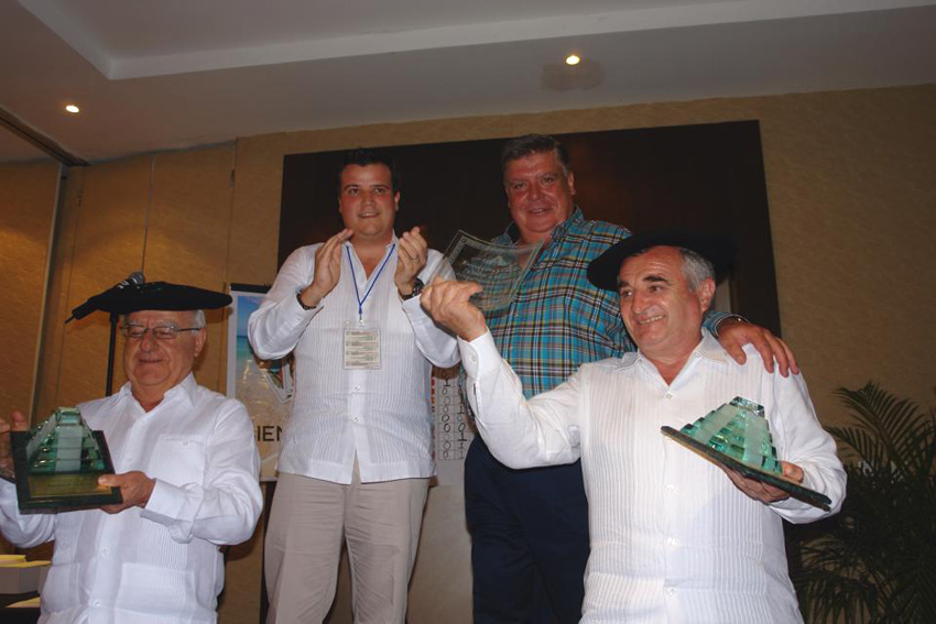 Jose Iraizoz and Juan Jose Echenique, champions, receiving their trophies from the organizers (photoMA Arrechea)