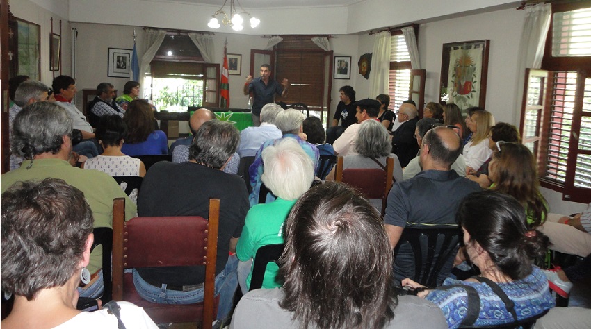 Ya por la tarde, el centro vasco anunció una charla de la red Independentistak