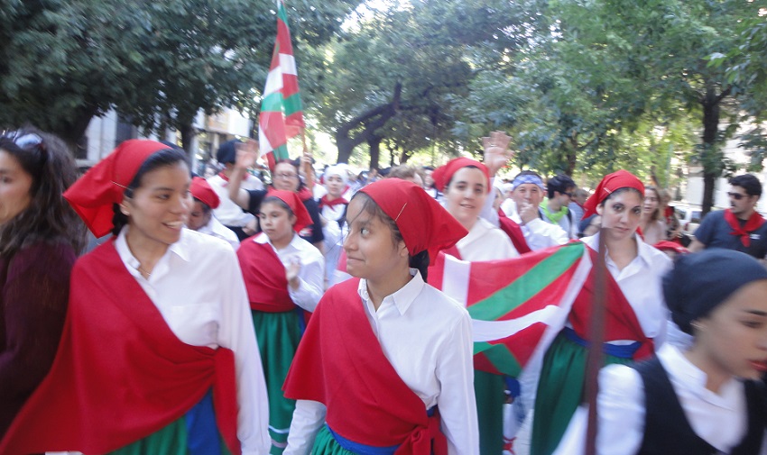 Impregnando las calles de La Plata de los colores rojo, verde y blanco