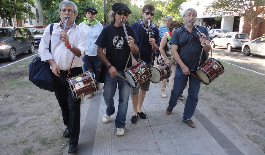 Los txistularis argentinos, siempre ahí, prestando su apoyo incondicional a los dantzaris