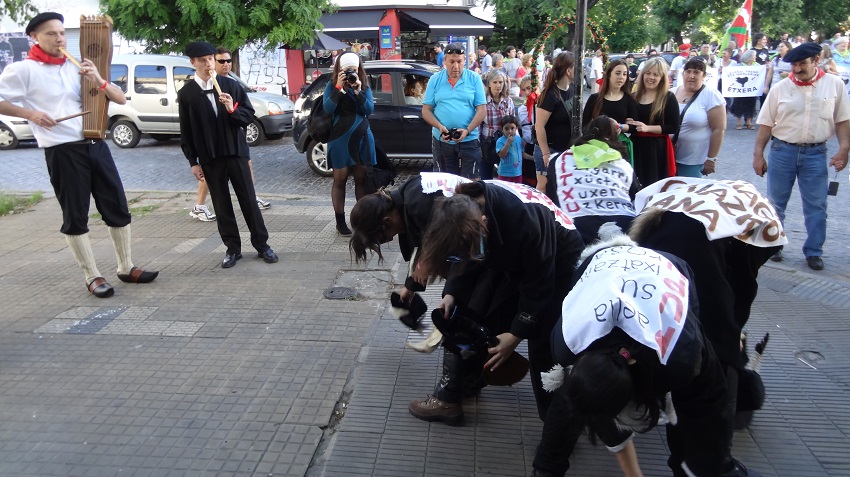 Los uruguayos de Aldaxka trajeron el desparpajo de la maskarada suletina a la Semana Vasca
