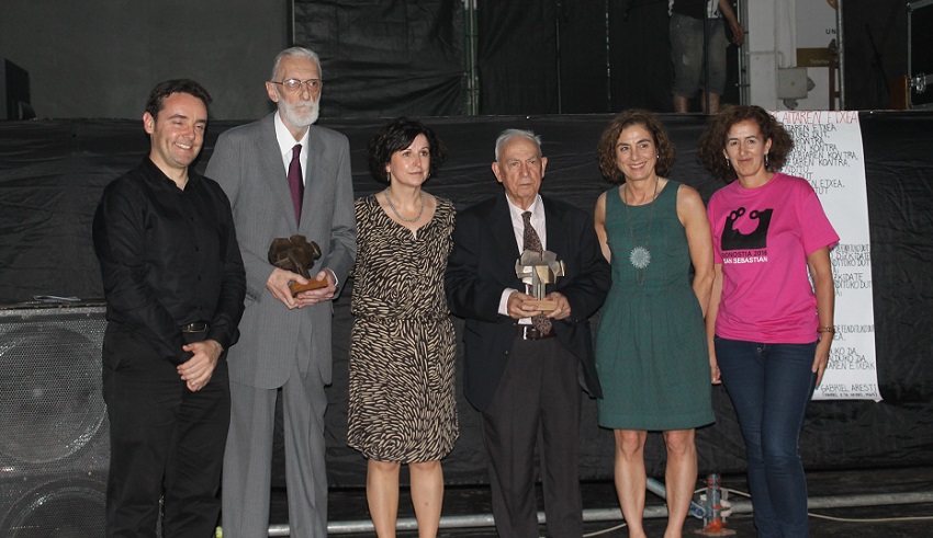 Foto de familia de los homenajeados con el Gobierno Vasco