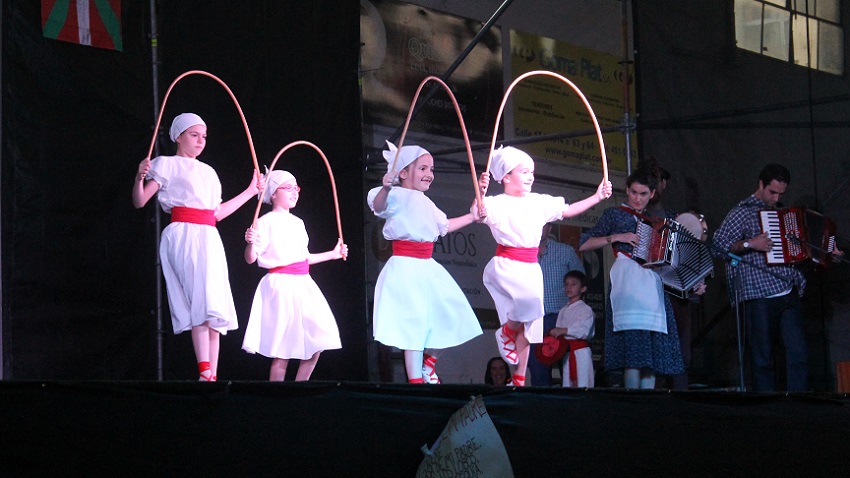 Los Txikis de La Plata también pasaron por el escenario y bailaron una suite