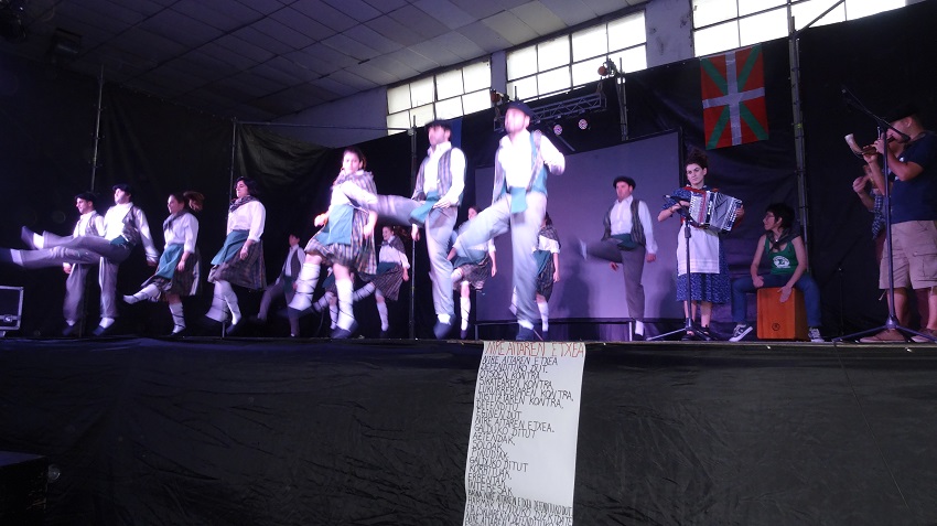 Buenos Airesko Euskaltzaleak dantza taldea, bere debutean