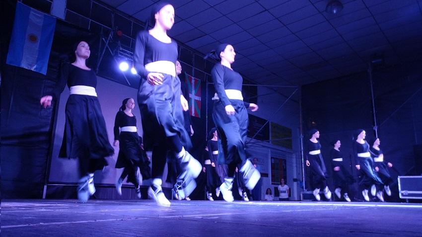 Y a modo de homenaje a la de directora de cuando niños, el grupo platense representó ‘Dantzan’ (foto EuskalKultura.com) 