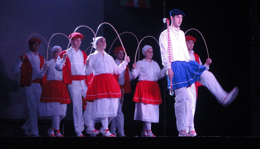 Los dantzaris de Lomas, de blanco y rojo, para bailar ‘Brokel Dantza’ (foto EuskalKultura.com)