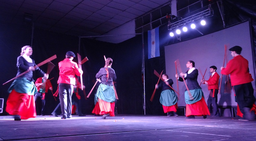 Los dantzaris de Concordia bailaron ‘Zuberoako Makil Dantza’ (foto EuskalKultura.com)