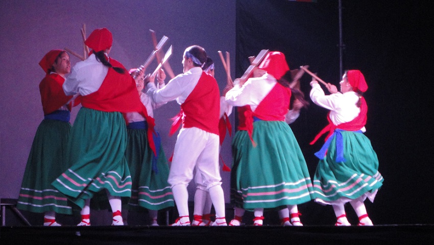 Los dantzaris del centro vasco Toki Eder en la velada de la Semana Vasca 2014