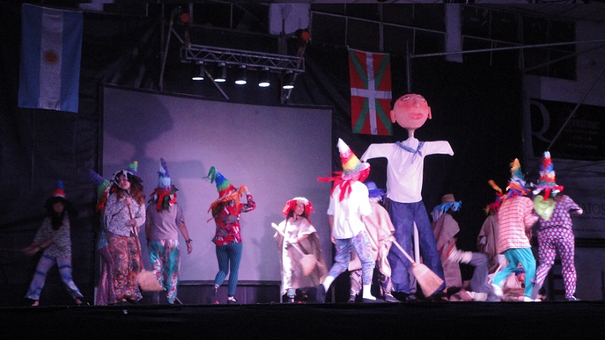 Personajes, disfraces y muñeco gigante en el ‘Carnaval de Lantz’ de Arrecifes y Pergamino foto EuskalKultura.com)