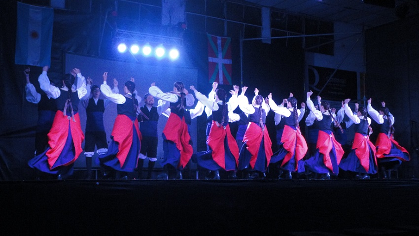 Llegado desde Uruguay, el centro Haize Hegoa bailó ‘Ttun ttun de Roncal' (foto EuskalKultura.com)