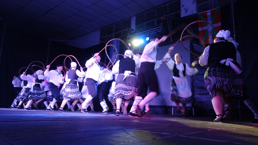 Despliegue de arcos en el escenario, de la mano de  Urrundik de Paraná (foto EuskalKultura.com)