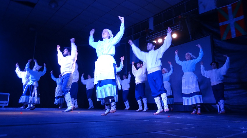 El último baile, el fandango del grupo anfitrión (foto EuskalKultura.com)