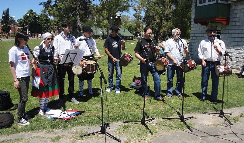 Gracias a los txistularis argentinos, en los Bailes de Plaza también hubo música en vivo