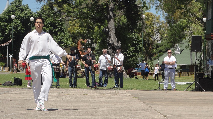 Aurresku de Honor para quienes se hicieron presentes en la República de los Niños