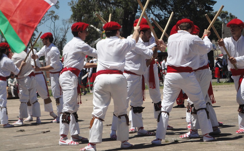 Un centenar de dantzaris unidos en el ‘Ezpata Dantza’