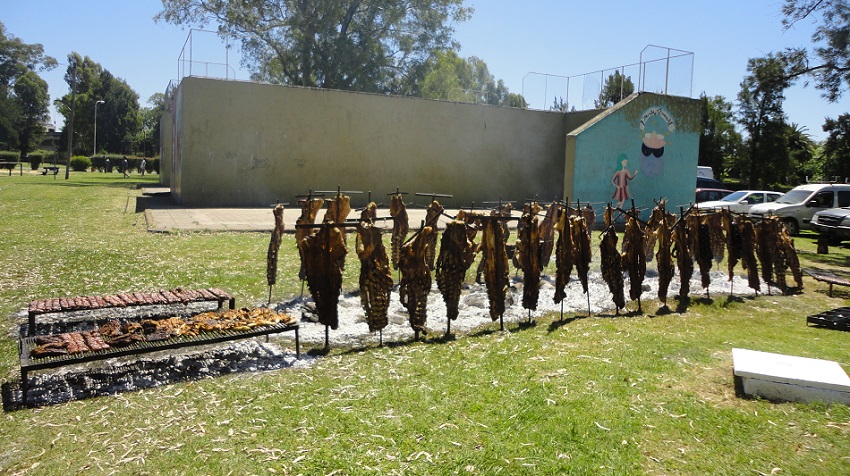 Y llegó el banquete de despedida: estampa que unió el frontón y el asado