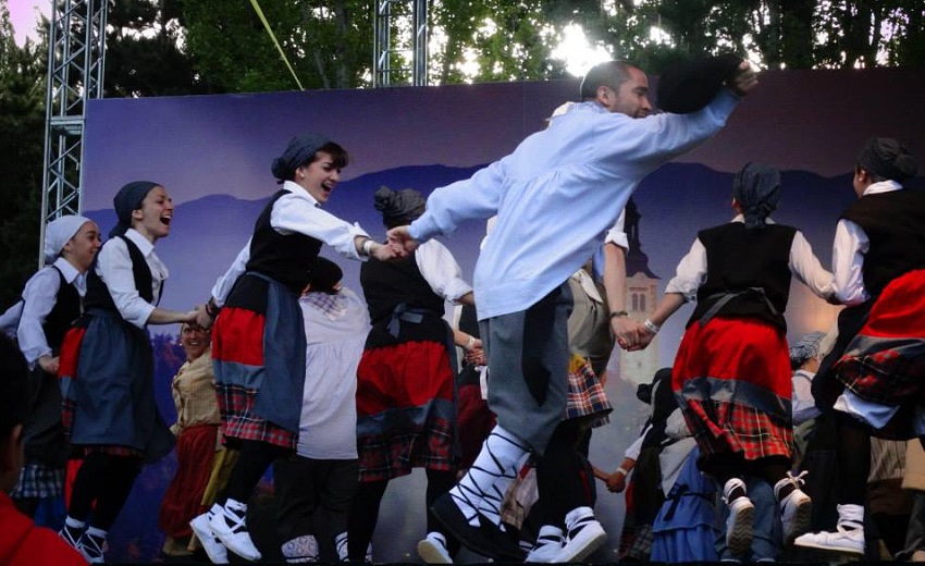 Mendiko dantzariak: los dantzaris del centro vasco de Bariloche representan cada año a Euskal Herria en la Fiesta de Colectividades europeo-argentinas (foto Paula Canepa)