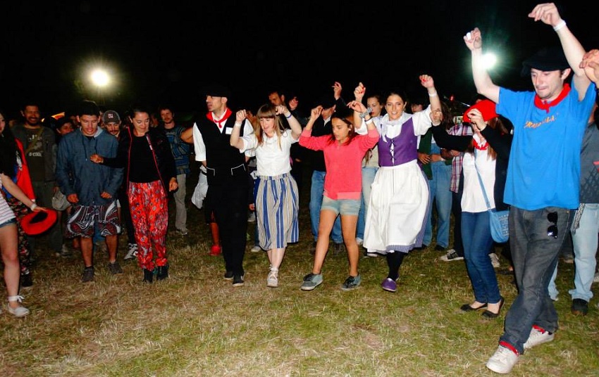 Danzas arriba y abajo del escenario (foto Paula Canepa)