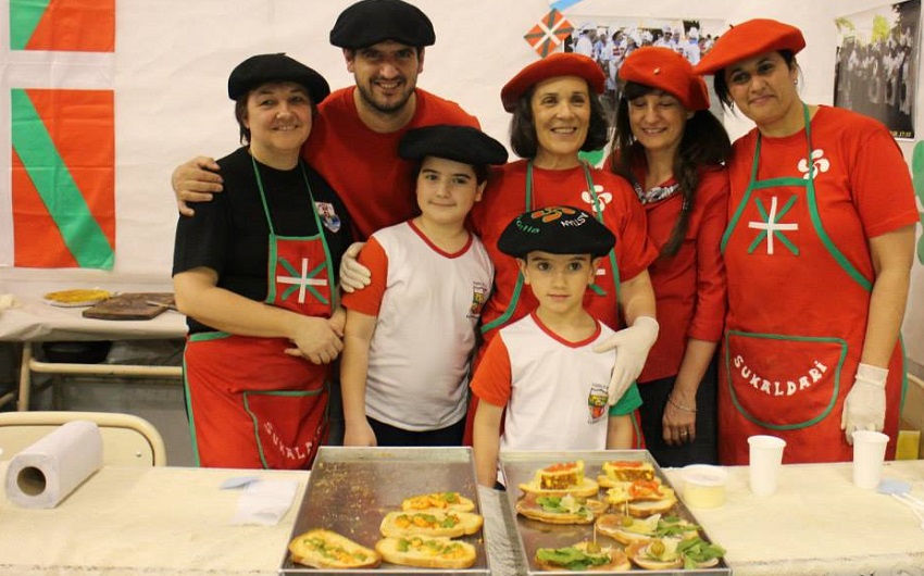 Members of Etorritakoengtik provide pintxos and information on Euskal Herria to visitors at the event (photoEE)