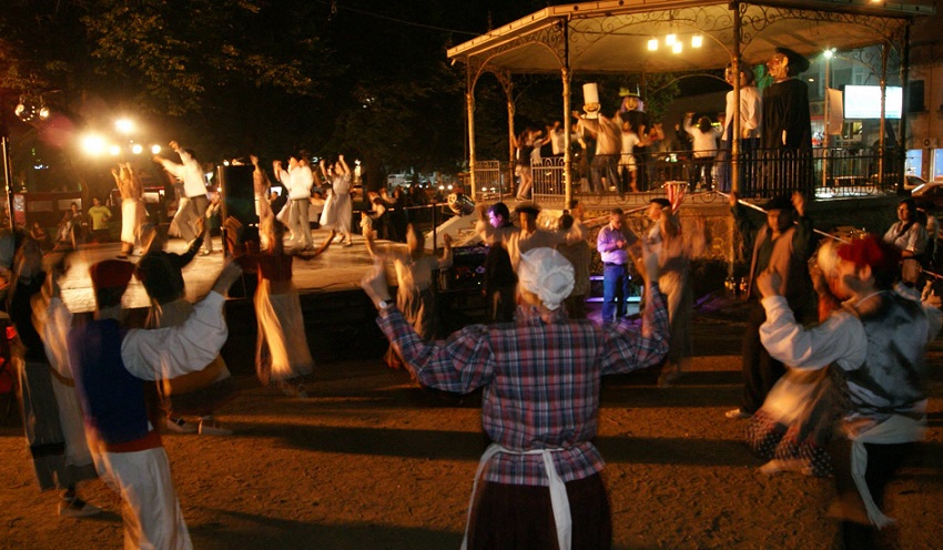 Como en las romerías de antes: los vascos de Tandil celebraron su aniversario bailando en la plaza