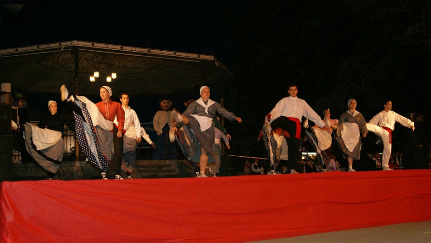 Sei grupos de baile actuaron en el Festival de danzas en Plaza Independencia