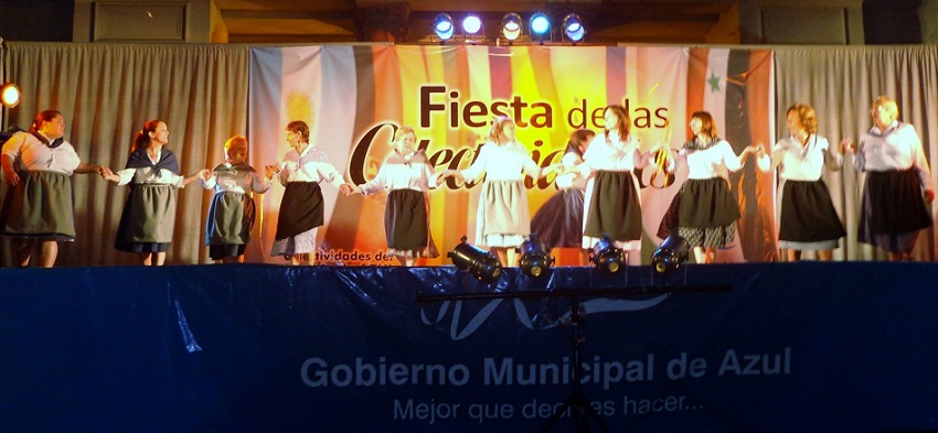 XIXº Fiesta de las Colectividades en Azul: dantzaris del Gure Txokoa desplegaron sus bailes y trajes nuevos en el escenario de la fiesta (fotoEE)