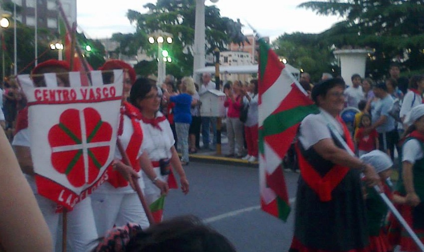 El centro Loretako Euskaldunak junto al Gure Txokoa en la Fiesta de Colectividades (foto EE Las Flores)