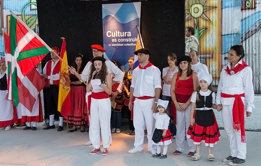 La colectividad vasca de Pedro Luro presente en el escenario principal de la fiesta