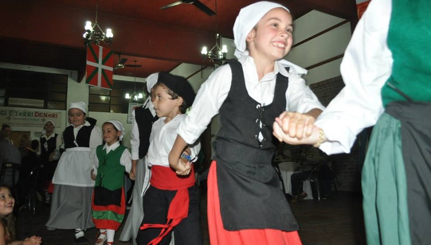 En la fiesta por el Día del Euskera y cierre de actividades 2014 de Cañuelas hubo euskera, música y danzas (foto EE)