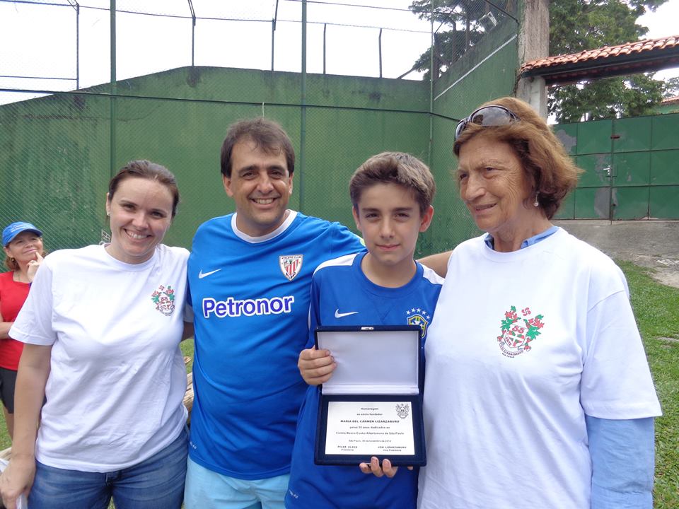 Homenaje a la socia fundadora Carmen Lizarzaburu: de izquierda a derecha, Pilar Alaba (presidenta), Jon (hijo de Carmen), Pedro Hernique (nieto) y la propia homenajeada (foto Sao Paulo Eusko Alkartasuna)