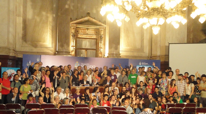 Crowd photo in favor of Peace in Argentina (photoEuskalKultura.com)