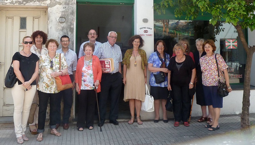 Miembros de la directiva de Ibai Txori junto a la Delegada Sara Pagola