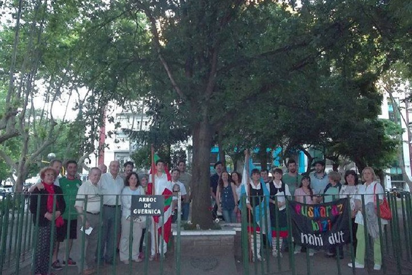 Euskaltzales marplatenses celebrando el Día del Euskera 2014 al amparo del retoño del Arbol de Gernika (foto EE)