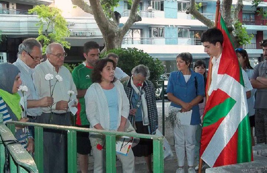 In Mar del Plata, they paid tribute at the foot of the sapling of the Tree of Gernika on Euskera Day