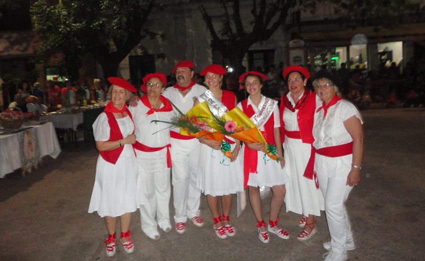 Integrantes del centro vasco Oroimenez en la Fiesta de Colectividades