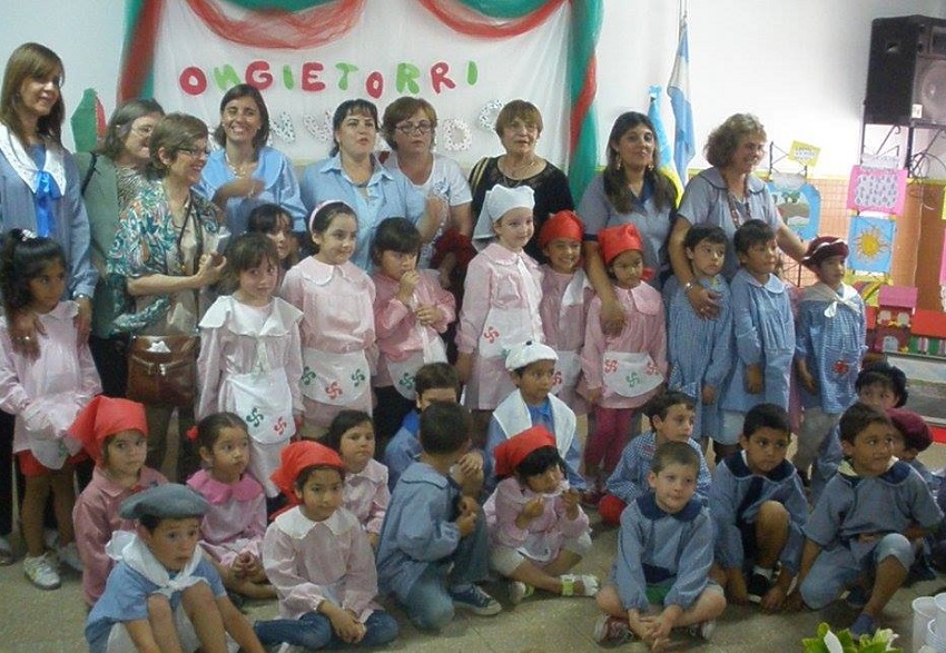 Basque club representatives surrounded by children and teachers from Kindergarten #904