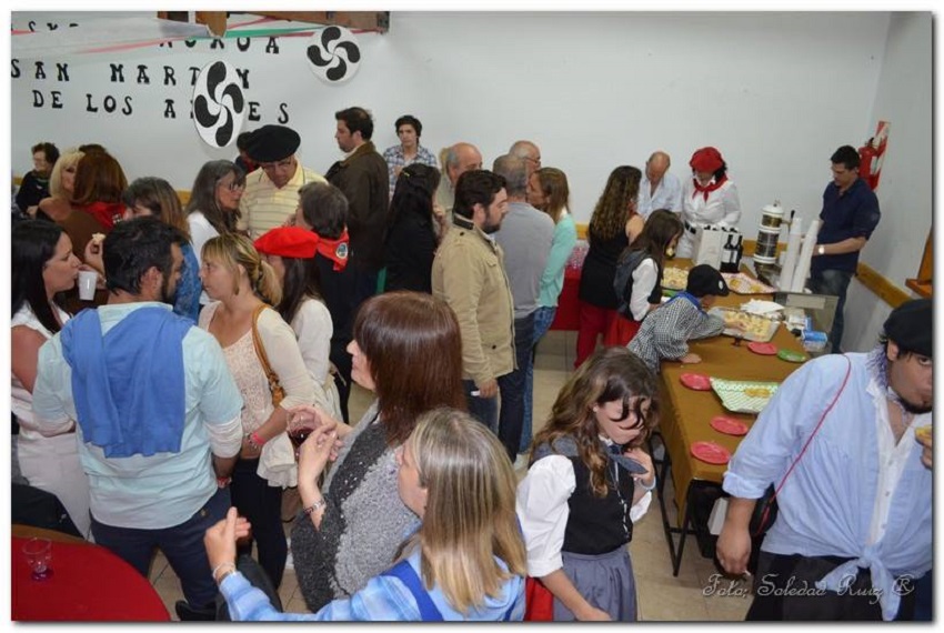 Un centenar y medio de invitados saborearon la cultura vasca en la presentación del Euskal Txokoa
