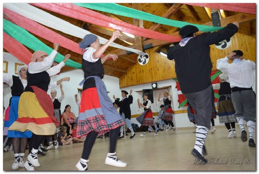 Los jóvenes barilochenses, embajadores de las danzas vascas