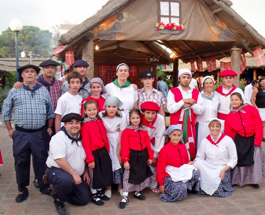 En el stand del centro Eusko Biltzar, platos, trajes y el inconfundible clima festivo de los vascos