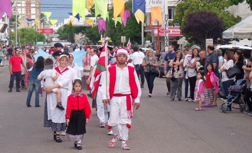 All the communities were represented in the parade through the streets of Monte Hermoso