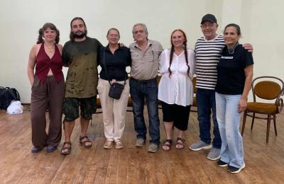 'Oihulari Klown' taldeko Irene Celada, Ander Muñoz eta Virginia Imaz tartekatuta Kubako Euskal Etxeko lagunekin