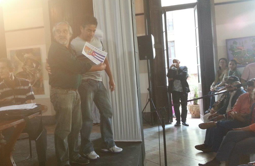 Entrega de diploma de reconocimiento al joven Lenier Landa