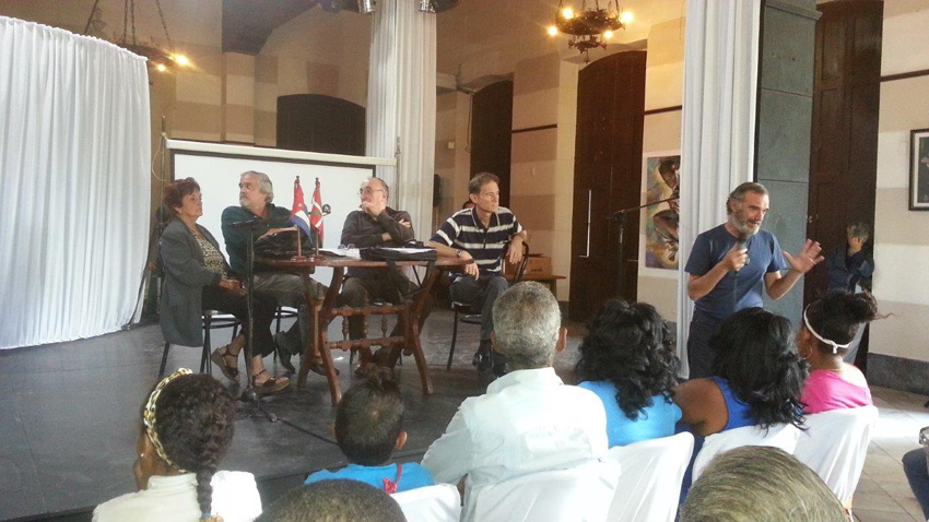 Jose Miguel Arrugaeta, encargado de deportes, anunciando el comienzo de los entrenamientos de pelota