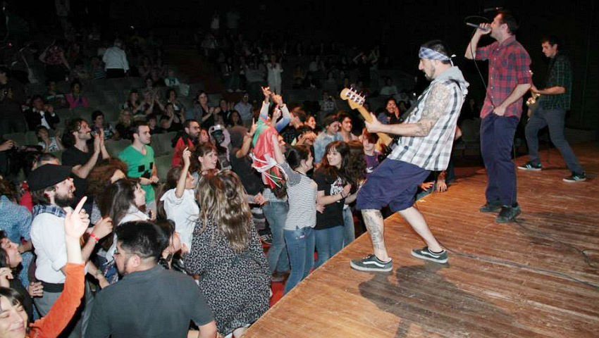 La banda vizcaína Itziarren Semeak llenó de ska y público la sala del Centro Cultural de Viedma (foto Miguel A. Basterra)