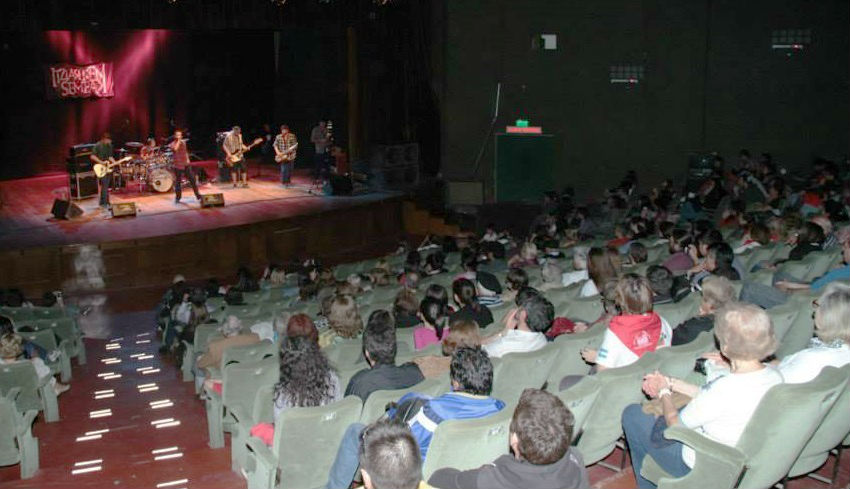 … y a sala llena