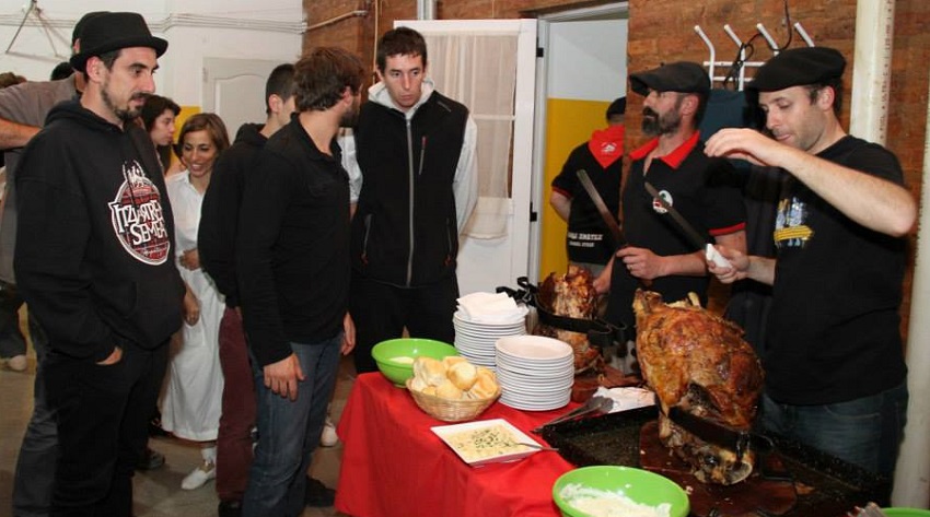 Después del concierto, cena en la euskal etxea