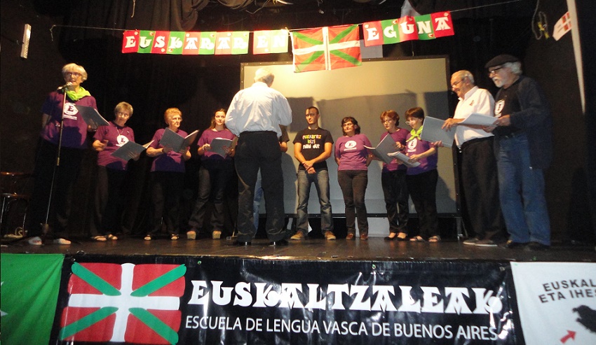 El coro de Euskaltzaleak no se perdió la cita